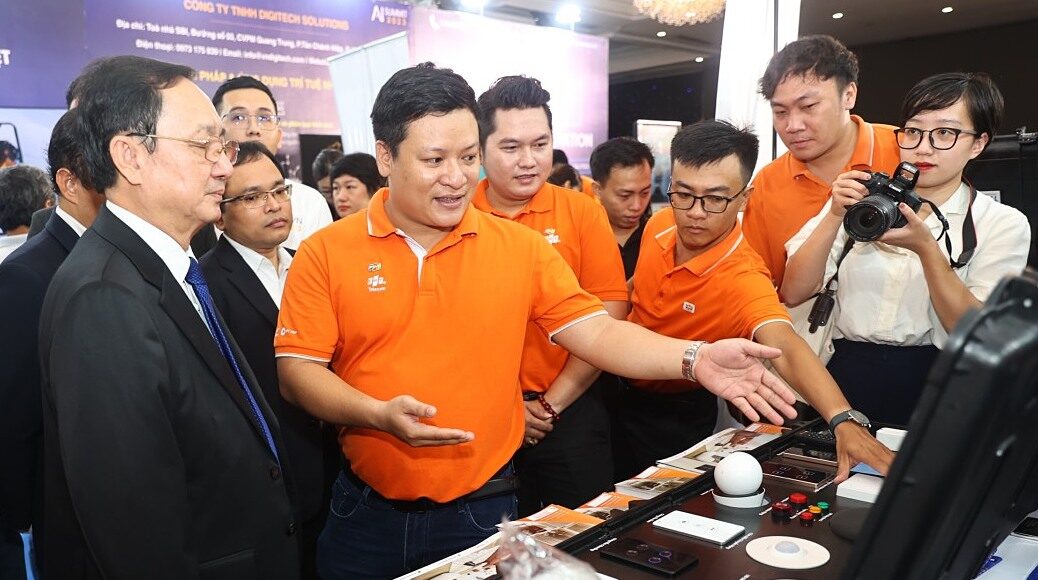 Bộ trưởng Khoa học và Công nghệ Huỳnh Thành Đạt (bìa trái) thăm gian hàng giới thiệu các sản phẩm ứng dụng AI tại Ngày hội trí tuệ nhân tạo Việt Nam 2023. Ảnh: Trần Quỳnh