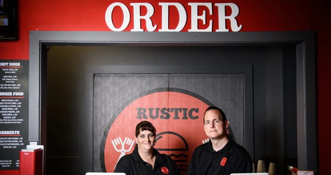 onathan và Trista Schmier tại nhà hàng Rustic Burger. Ảnh: USA Today
