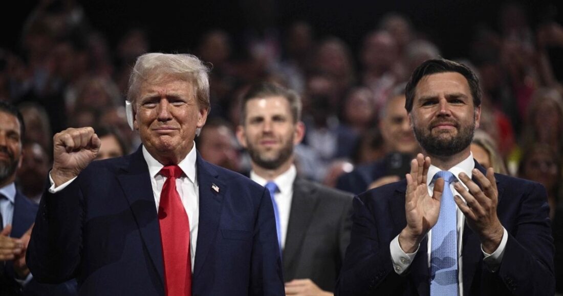 Cựu tổng thống Mỹ Donald Trump giơ nắm đấm bên cạnh thượng nghị sĩ Ohio J.D. Vance trong Đại hội Toàn quốc đảng Cộng hòa tại Milwaukee, Wisconsin, hôm 15/7. Ảnh: AFP