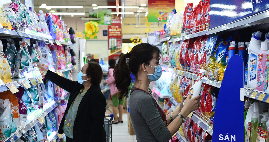 Người dân mua sắm tại một siêu thị ở  quận 3 vào tháng 1/2023. Ảnh: Thanh Tùng