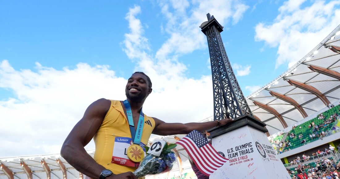 Lyles mừng chiến thắng ở cuộc đua tuyển chọn VĐV Mỹ dự Olympic 2024 ngày 29/6. Ảnh: AP