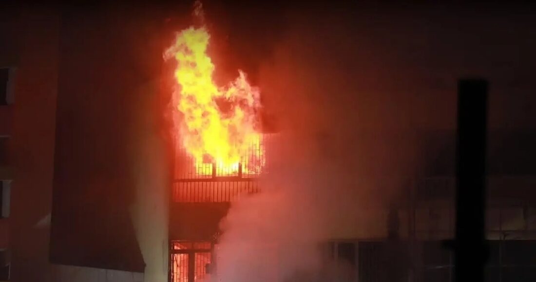 Lính cứu hỏa ứng phó đám cháy ở Chinatown, Bangkok tối 6/7. Ảnh: The Nation