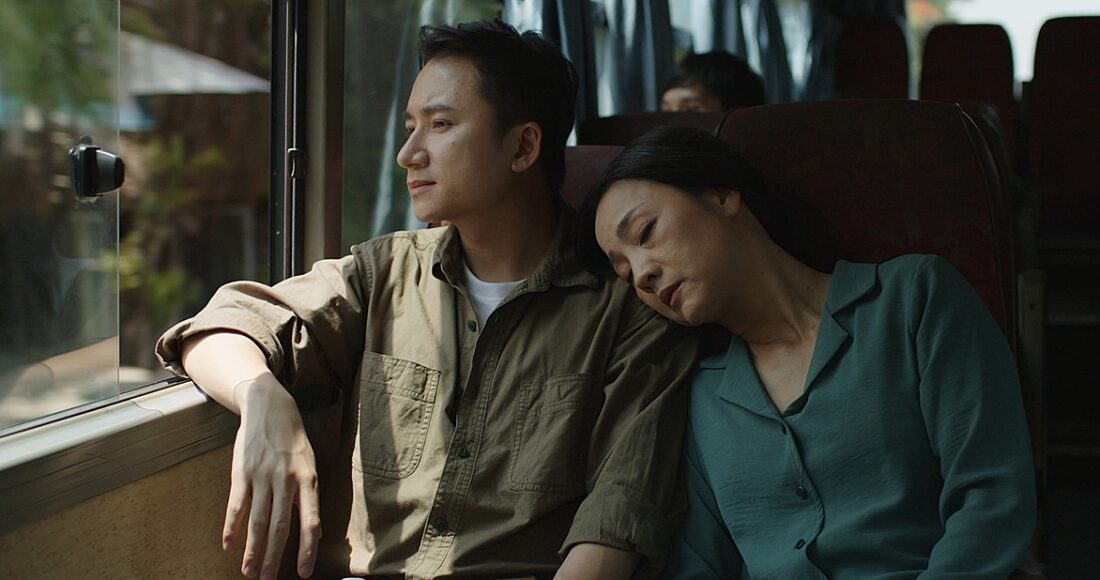 Phan Mạnh Quỳnh và nghệ sĩ Mỹ Duyên trong MV. Ảnh: Nhân vật cung cấp