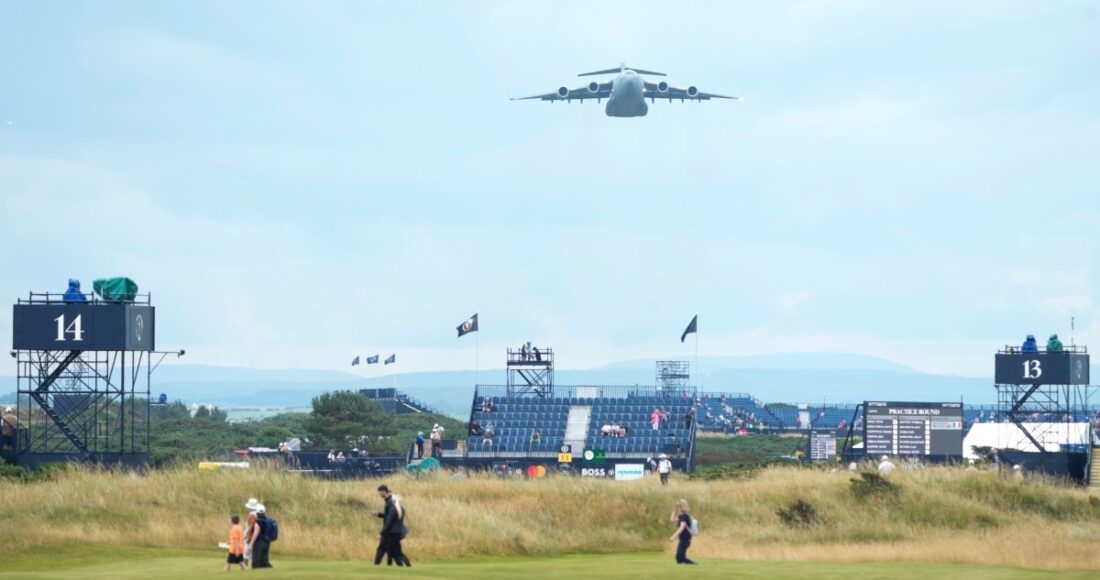 Chiếc C-17 của Không lực Hoàng gia Anh cất cánh qua sân Royal Troon par71, nơi các golfer đang đấu The Open 2024. Ảnh: Golfweek