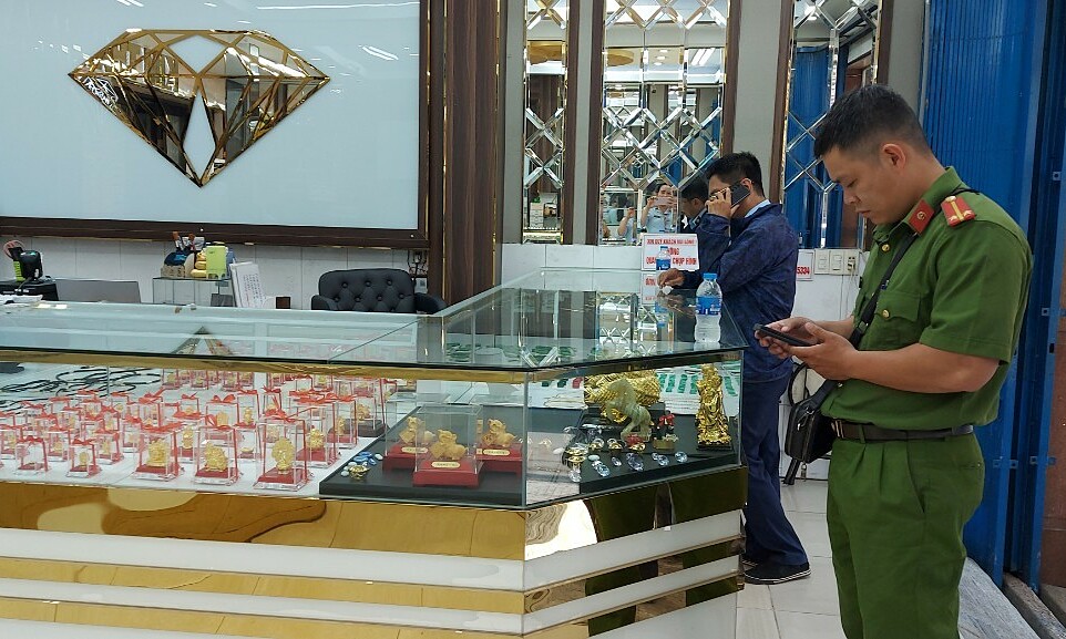 Một cửa hàng vàng ở TP HCM bị kiểm tra. Ảnh: QLTT