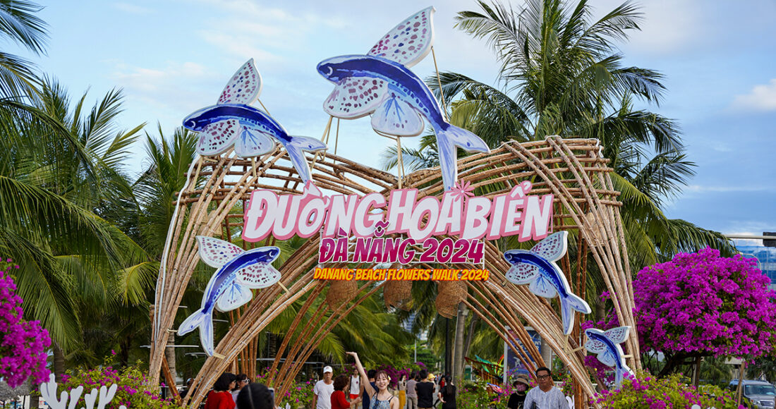 Người dân, du khách check-in đường hoa biển Đà Nẵng, chiều 5/7. Ảnh: Nguyễn Đông