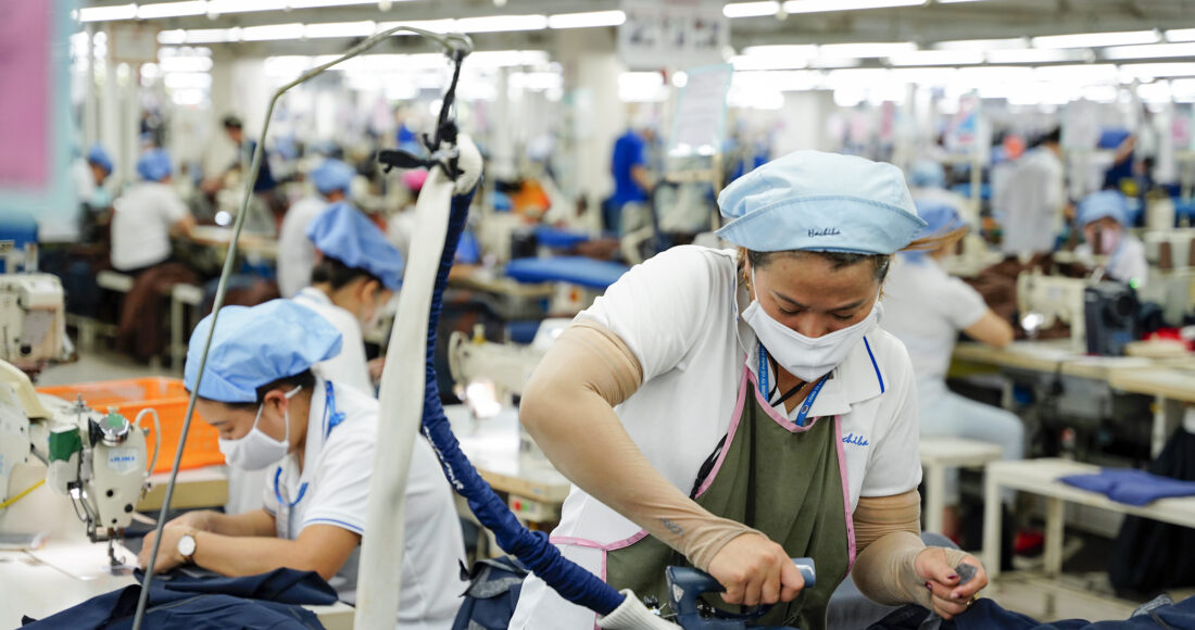 Công nhân dệt may ở Đà Nẵng trong ca làm việc, tháng 6/2024. Từ ngày 1/7, lao động khu vực doanh nghiệp được điều chỉnh lương tối thiểu vùng thêm 6%. Ảnh: Nguyễn Đông