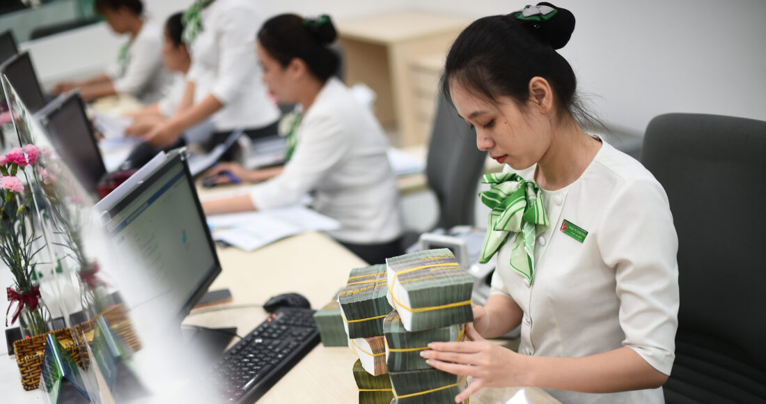 Nhân viên đang kiểm đếm tiền tại quầy giao dịch của một ngân hàng ở TP HCM. Ảnh: Thanh Tùng