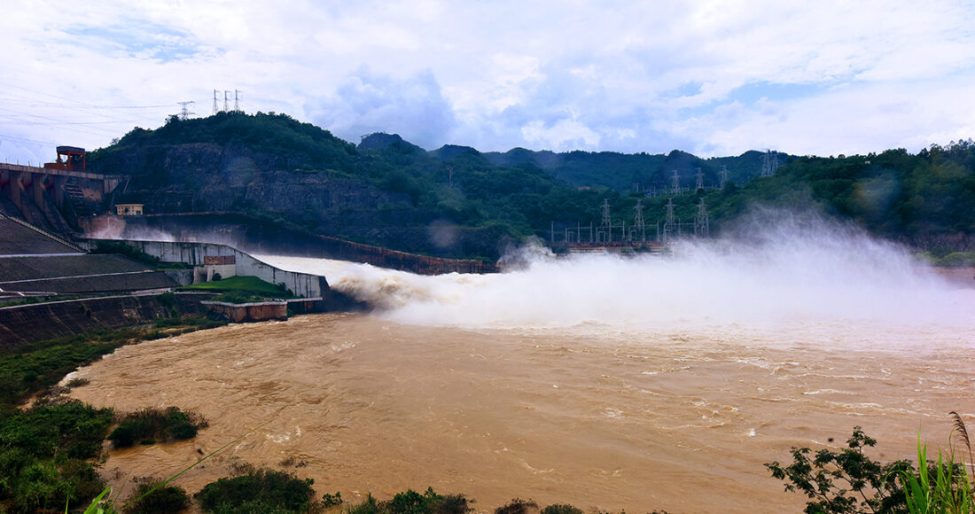 Thuỷ điện Hoà Bình xả lũ năm 2017. Ảnh: Giang Huy