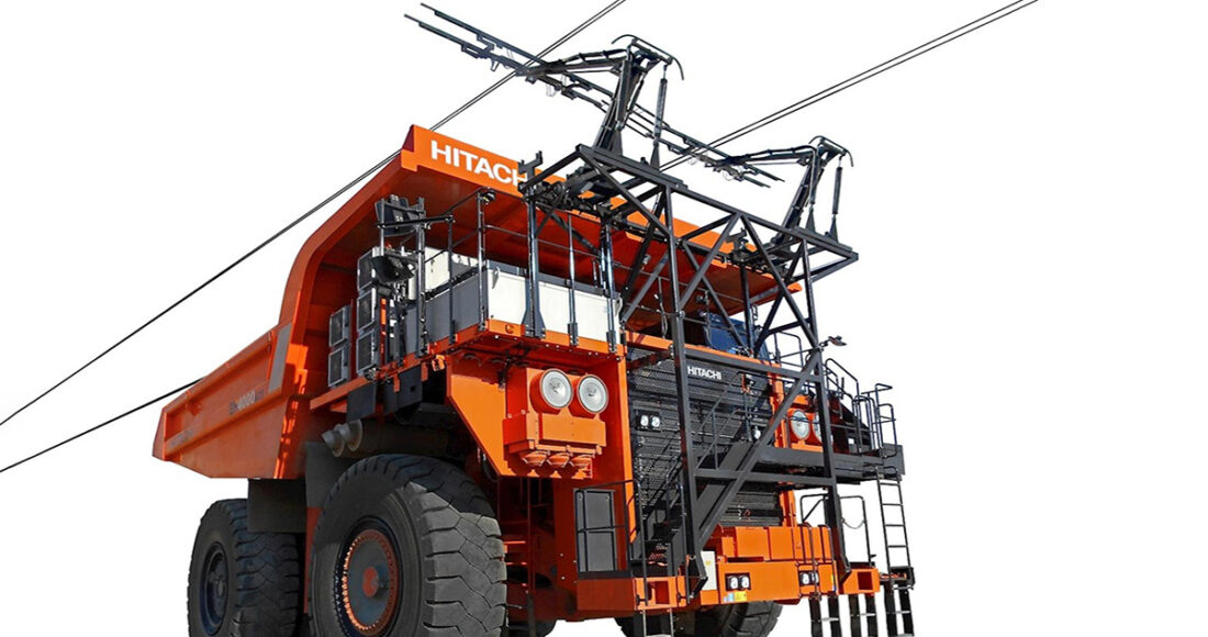 Xe ben điện sử dụng pin và có thể vừa chạy vừa sạc nhờ hệ thống dây cáp trên cao. Ảnh: Hitachi Construction Machinery