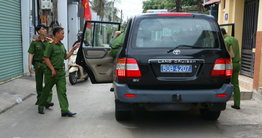 Xe của Bộ Công an xuất hiện trên đường Gò Tranh (TP Phan Thiết), trước con hẽm vào nhà Bí thư Huyện uỷ đảo Phú Quý Lê Quang Vinh. Ảnh: Tư Huynh