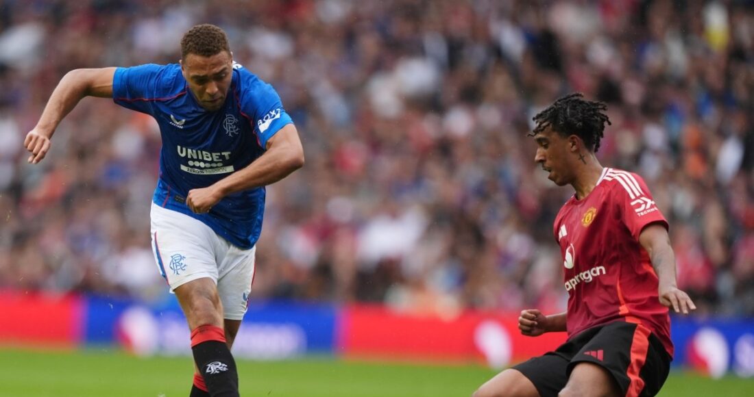 Yoro chặn một cú sút của tiền đạo Rangers trong trận giao hữu trên sân Murrayfield, Edinburgh ngày 20/7. Ảnh: PA