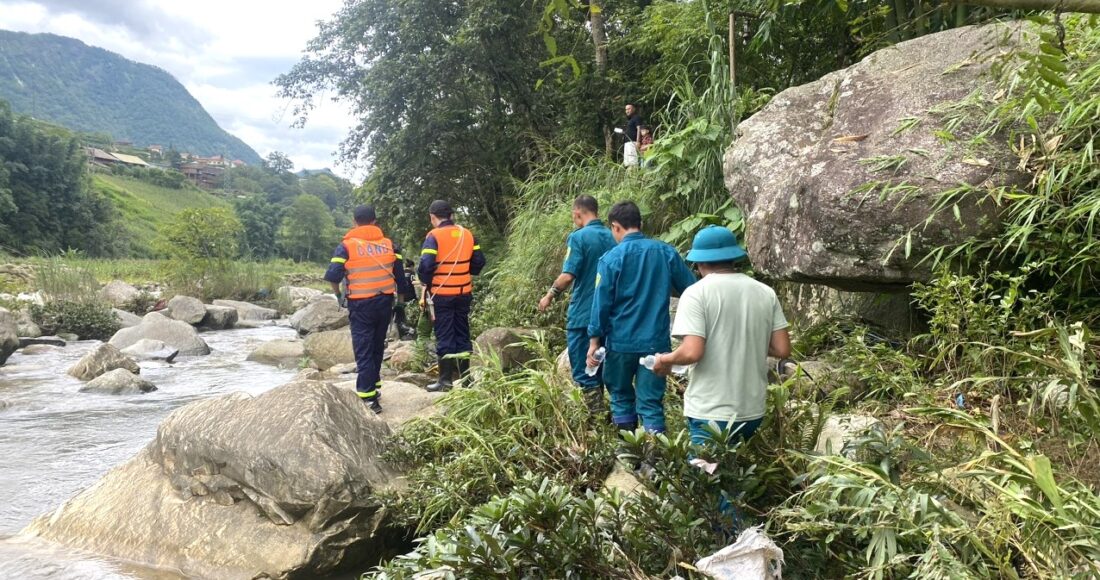 Lực lượng chức năng tìm hai cháu dọc suối Mường Hoa từ chiều 29/6. Ảnh: UBND thị xã Sa Pa