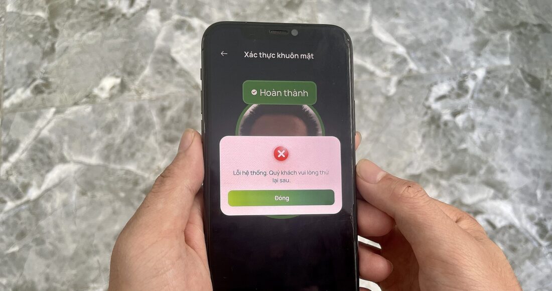 Ứng dụng Vietcombank báo lỗi sau khi anh Thưởng nhập lệnh chuyển tiền và xác thực khuôn mặt. Ảnh: Quỳnh Trang