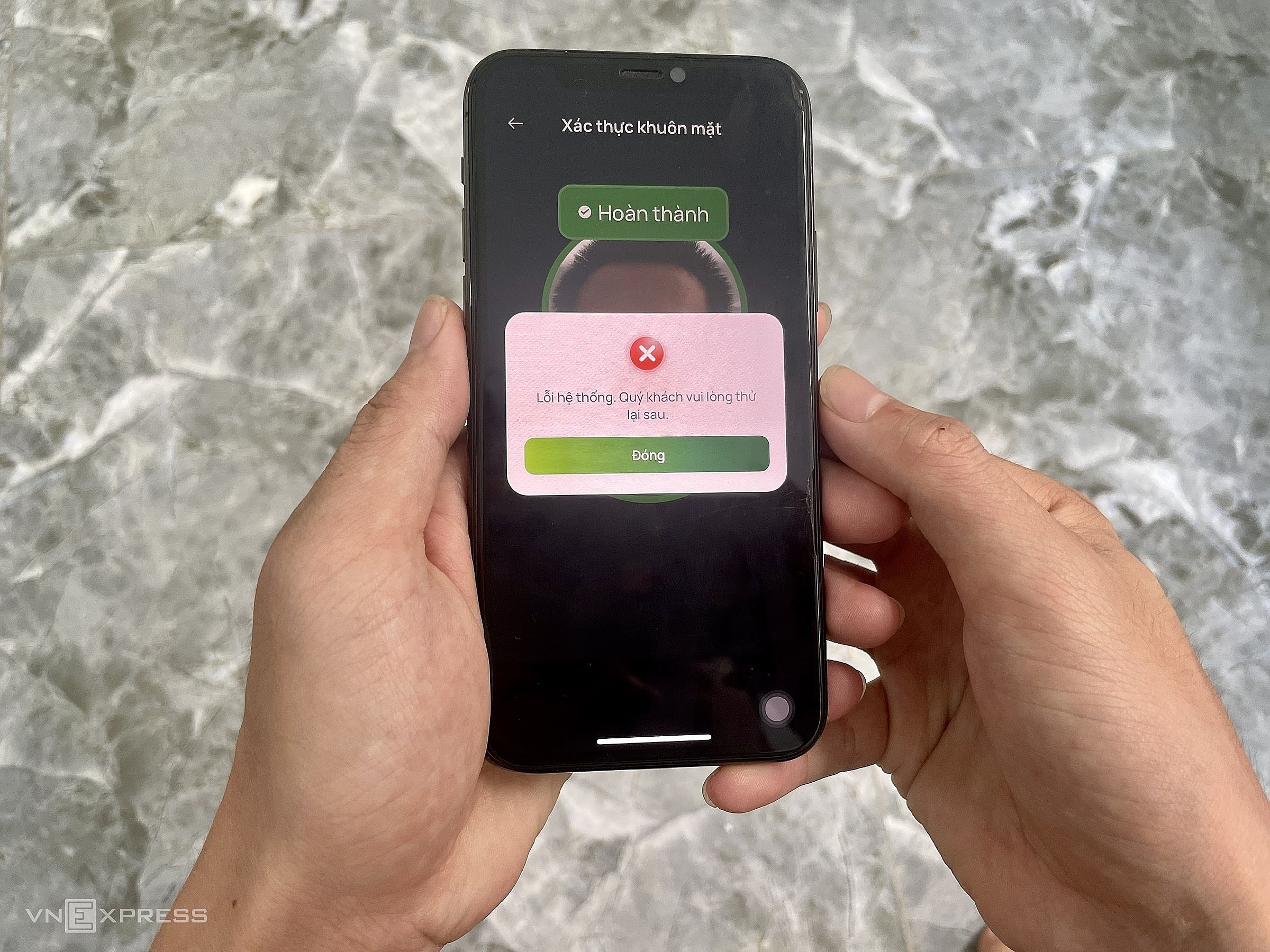 Ứng dụng Vietcombank báo lỗi sau khi anh Thưởng nhập lệnh chuyển tiền và xác thực khuôn mặt. Ảnh: Quỳnh Trang