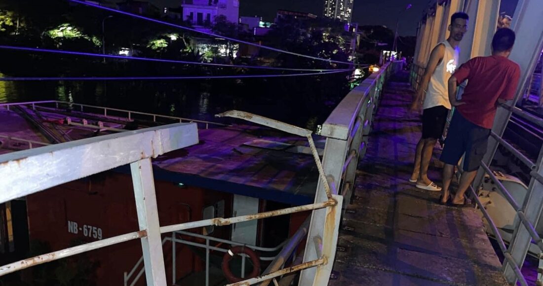 Cầu Quay ở Hải Phòng bị tàu hàng đâm lệch, ngày 6/7. Ảnh Lê Tân