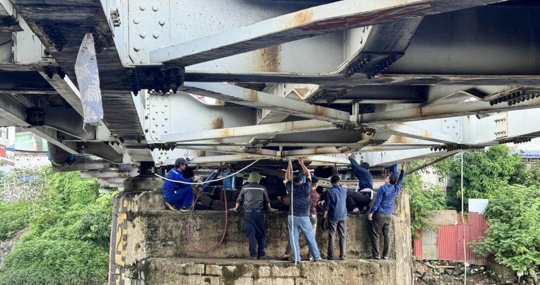 Cơ quan chức năng khắc phục sự cố cầu đường sắt bị đâm lệch sáng 7/7. Ảnh: Lê Tân