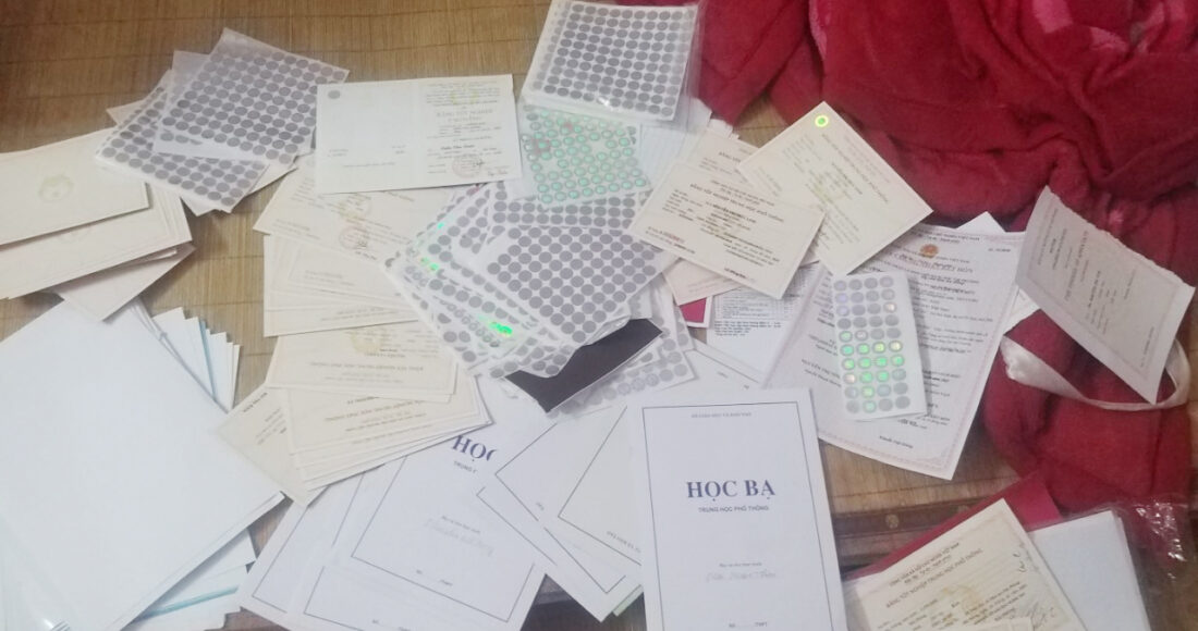 Các giấy tờ giả bị thu giữ. Ảnh: Công an Bắc Từ Liêm