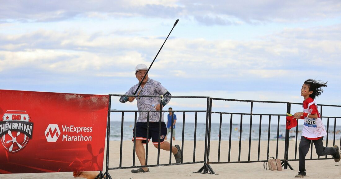 Phụ huynh theo sát con bên ngoài hàng rào. Ảnh: VM