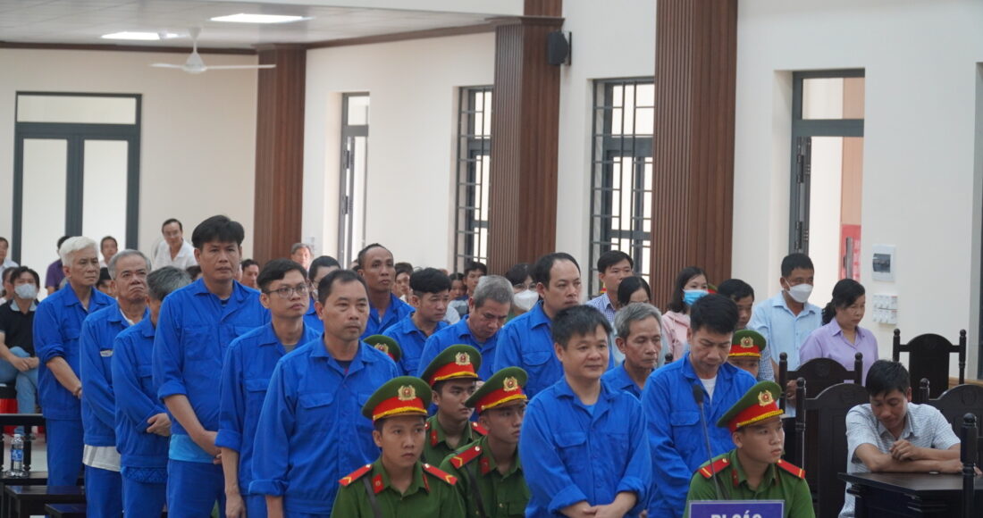 Nhóm cán bộ xã, huyện ở Chợ Mới, tại phiên tòa, ngày 15/7. Ảnh: Ngọc Tài