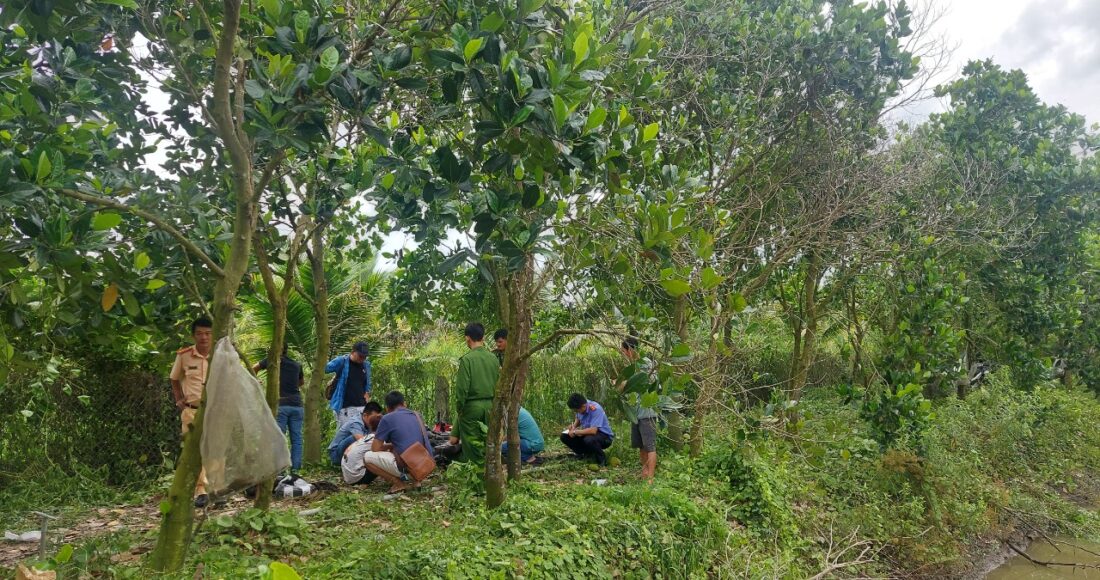 Nhóm cướp bị CSGT bắt giữ sau khi nhảy xuống sông ẩn nấp. Ảnh: Phước Thanh