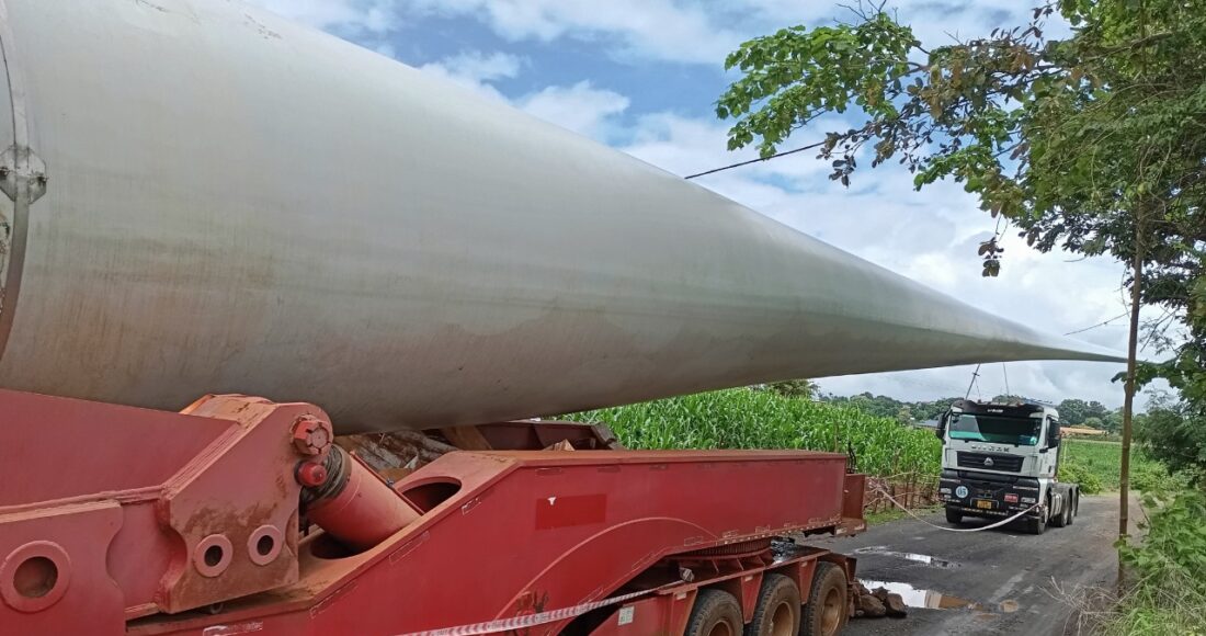 Xe chở cánh điện gió bị người dân chặn đang đỗ trên tuyến đường liên thôn sáng 16/7. Ảnh: Ngọc Oanh