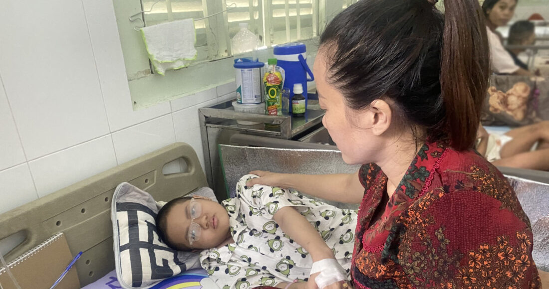 Chị Biên chăm con gái tại bệnh viện Nhi đồng 2, TP HCM, hôm 17/7. Ảnh: Nhân vật cung cấp