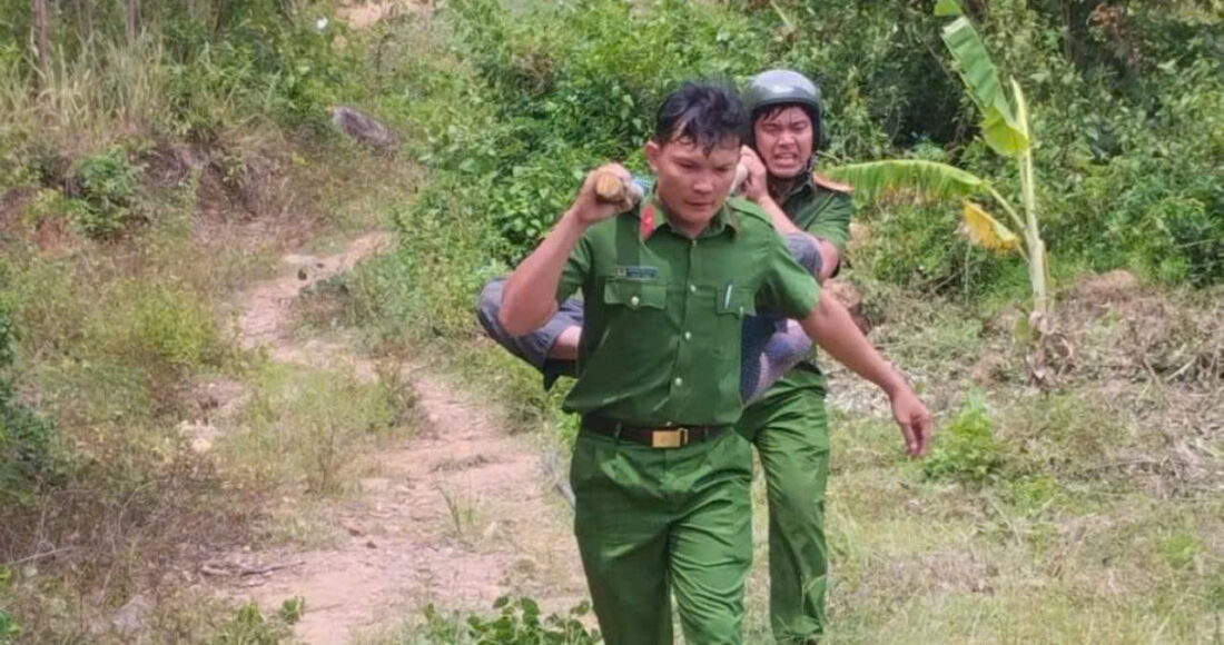 Hai nông dân được công an, quân sự địa phương đưa đi cấp cứu. Ảnh: Bùi Toàn