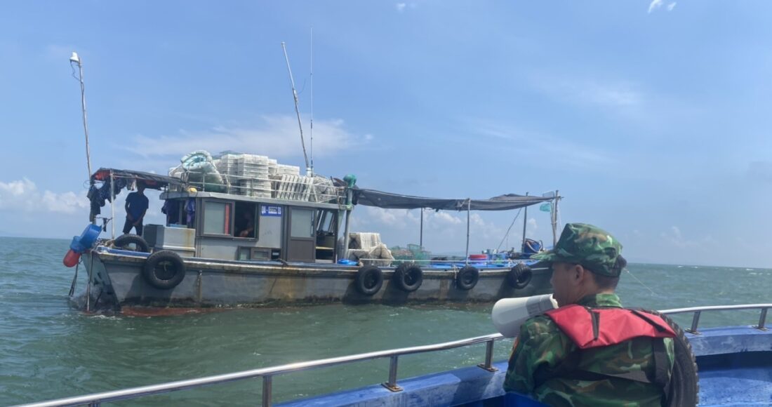 Biên phòng đảo Trần, huyện đảo Cô Tô kêu gọi tàu thuyền vào tránh bão, sáng 22/7. Ảnh Thu Mến