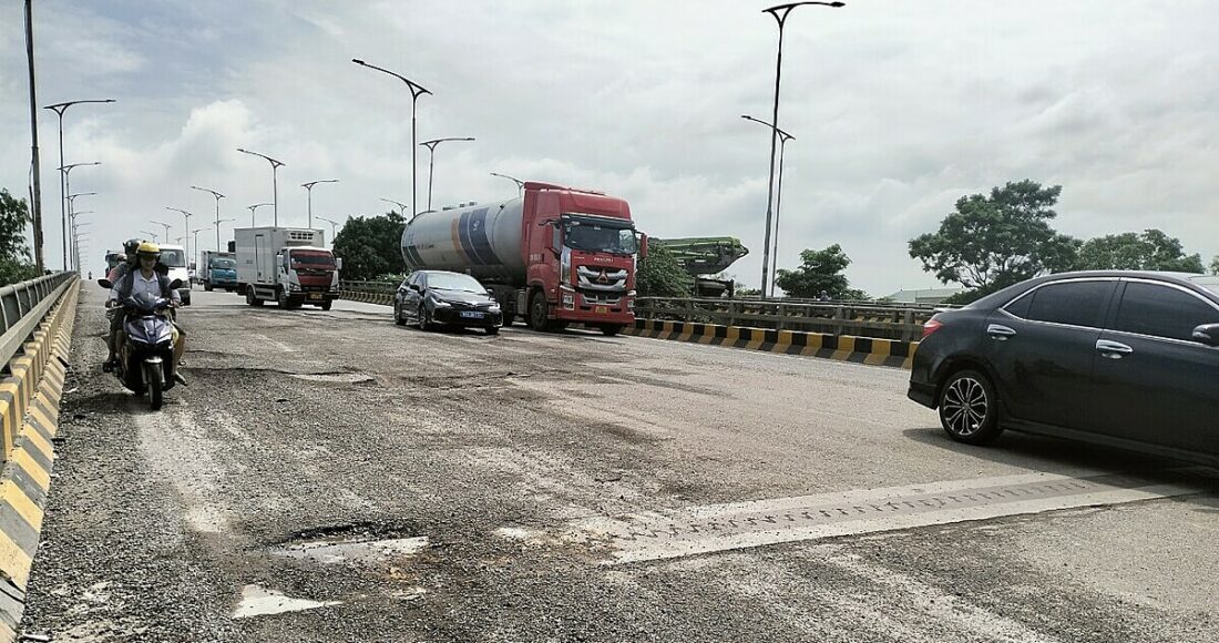 Mặt cầu Phù Đổng bị bong bật ngày 25/7. Ảnh: Phương Linh