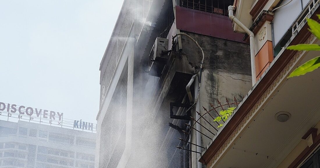 Lính cứu hỏa phun nước làm mát sau khi đã khống chế được ngọn lửa. Ảnh: Ngọc Trường