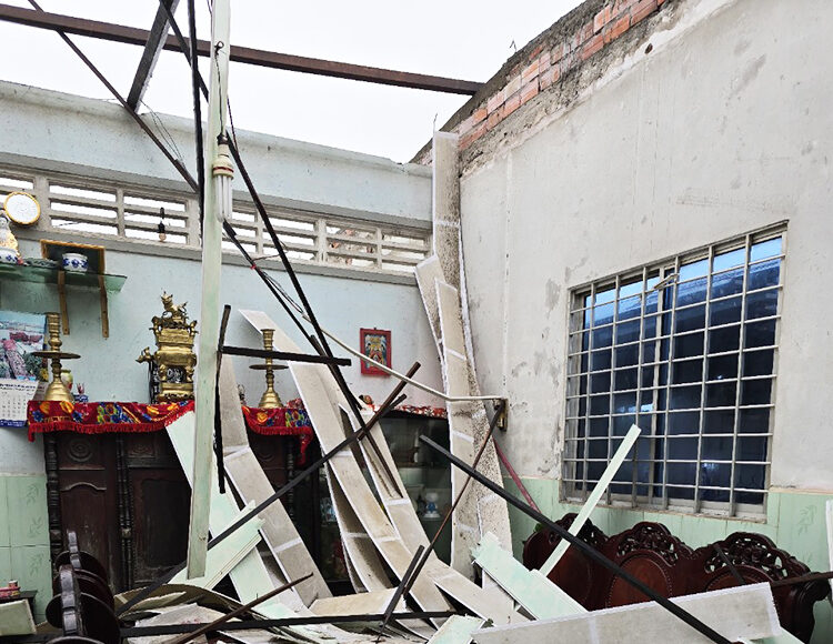 Mái tôn bị tốc, la phông rơi xuống nhà dân sau cơn lốc xoáy tại huyện Chợ Lách. Ảnh: Nam An