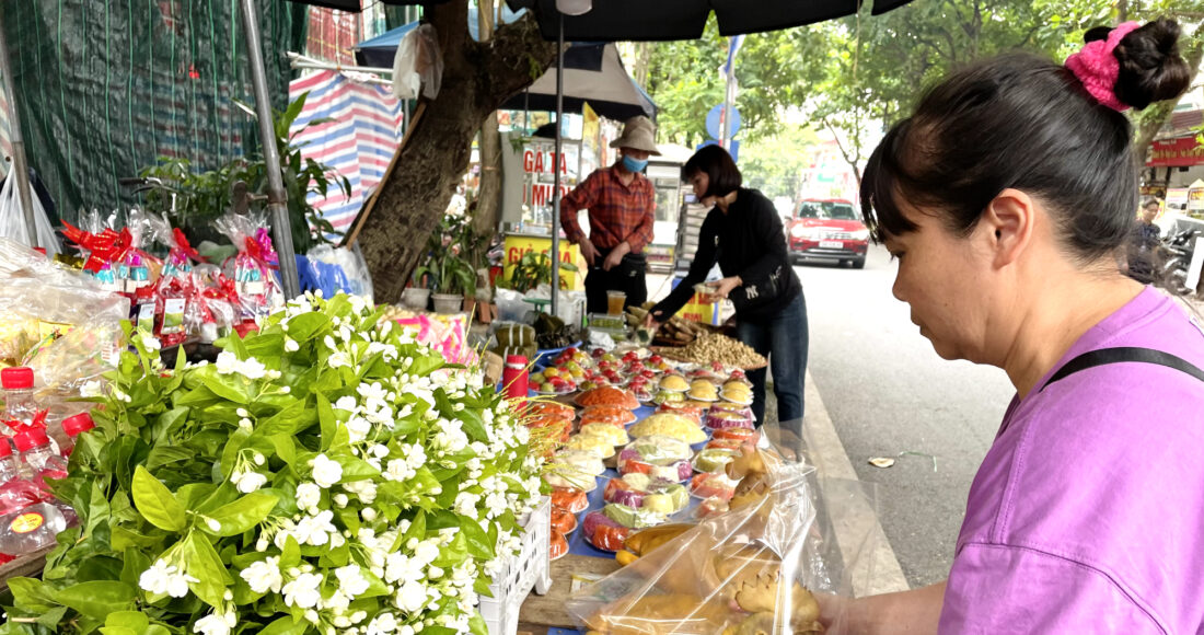 Một cửa hàng bán đồ cúng lễ ở chợ Nghĩa Tân (Cầu Giấy, Hà Nội) hôm 1/8. Cửa hàng bán đồ lễ quanh năm nhưng đông vào các dịp rằm, mùng 1, đặc biệt vào tháng 7. Ảnh: Phan Dương