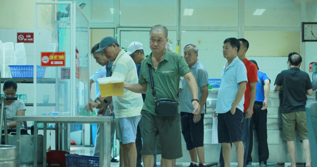 Uống bia bao cấp ở Hà Nội