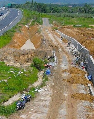 Bức tường được xây ở khu vực ngập tại xã Sông Phan, huyện Hàm Tân, giữa tường và cao tốc sẽ làm hồ điều hòa. Ảnh:  Nguyễn Tư