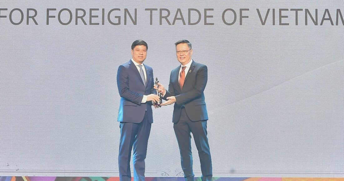 Ông Hồng Quang - thành viên Hội đồng quản trị kiêm Giám đốc khối Nhân sự Vietcombank (bên trái) nhận cúp vàng Harmonia từ ban tổ chức HRAA. Ảnh: Vietcombank