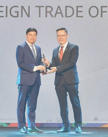 Ông Hồng Quang - thành viên Hội đồng quản trị kiêm Giám đốc khối Nhân sự Vietcombank (bên trái) nhận cúp vàng Harmonia từ ban tổ chức HRAA. Ảnh: Vietcombank