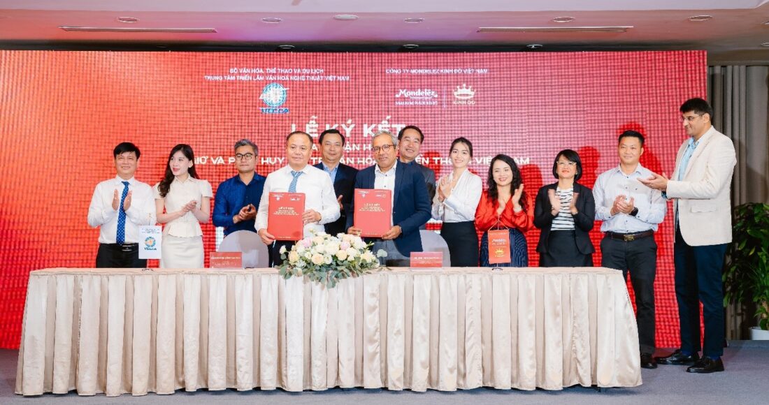 Ông Nguyễn Đăng Chương - Giám đốc Trung tâm triển lãm văn hóa nghệ thuật Việt Nam (bên trái) và ông Anil Viswanathan - Tổng Giám đốc Công ty Mondelez Kinh Đô Việt Nam (bên phải) ký kết bản ghi nhớ hợp tác.