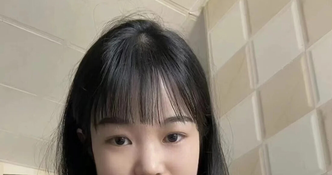 Tiểu Hà thường xuyên ăn cơm rau, xúc xích để tiết kiệm tiền. Ảnh: Sohu