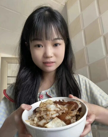 Tiểu Hà thường xuyên ăn cơm rau, xúc xích để tiết kiệm tiền. Ảnh: Sohu