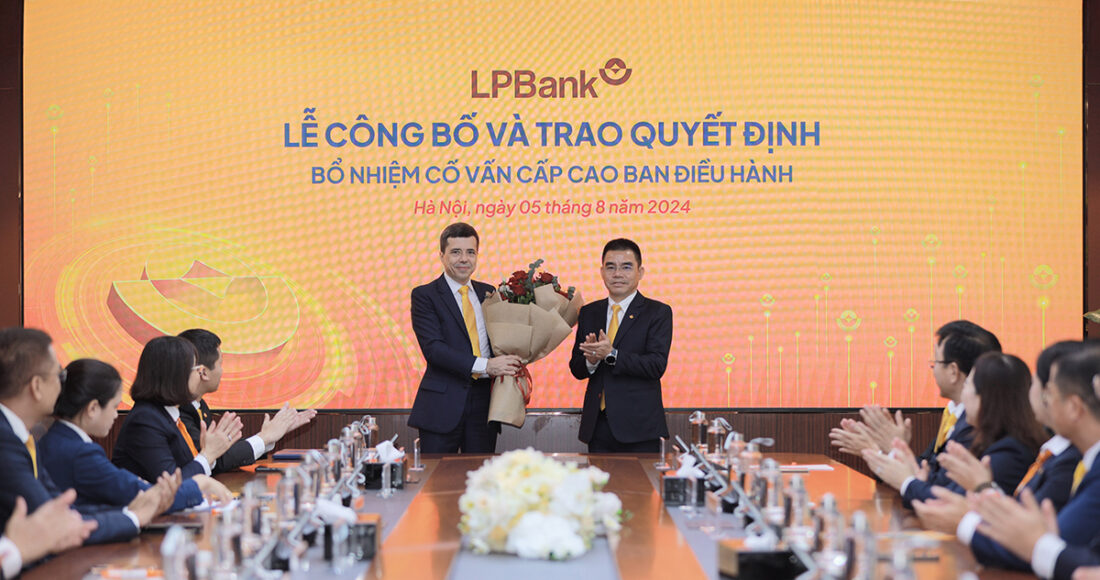 Ông Hồ Nam Tiến – Tổng Giám đốc LPBank tặng hoa chúc mừng ông Loic Faussier. Ảnh: LPBank