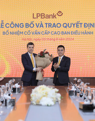 Ông Hồ Nam Tiến – Tổng Giám đốc LPBank tặng hoa chúc mừng ông Loic Faussier. Ảnh: LPBank