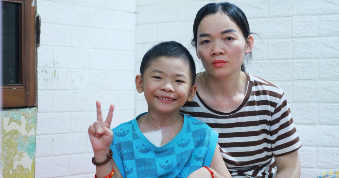 Chị Vi Thị Hương và con trai Cao Xuân Đức được cho ở miễn phí trong khu trọ ở gần Bệnh viện K Tân Triều, chiều 30/7. Ảnh: Phan Dương