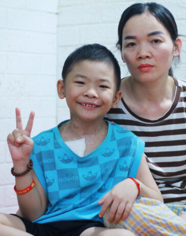 Chị Vi Thị Hương và con trai Cao Xuân Đức được cho ở miễn phí trong khu trọ ở gần Bệnh viện K Tân Triều, chiều 30/7. Ảnh: Phan Dương