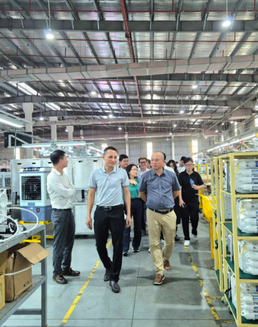 Các đại diện của Điện máy Xanh đi thăm nhà máy sản xuất máy lọc nước của Hoà Phát. Ảnh: Điện máy Xanh