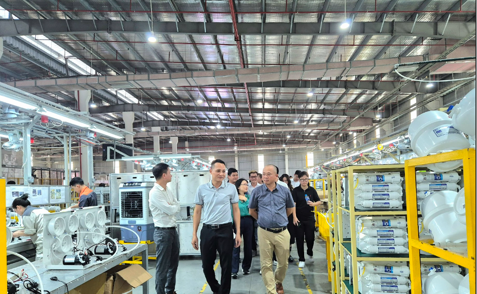 Các đại diện của Điện máy Xanh đi thăm nhà máy sản xuất máy lọc nước của Hoà Phát. Ảnh: Điện máy Xanh