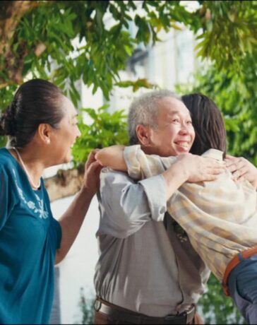 Giây phút gia đình sum họp là món quà Vu Lan quý giá với nhiều cha mẹ sống xa con.