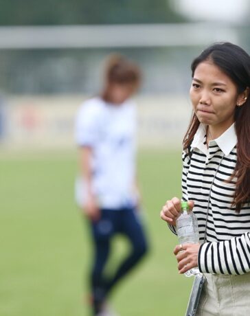 Huỳnh Như đến cổ vũ TP HCM gặp Than Khoáng sản Việt Nam ở Cup Quốc gia 2023, trong một lần được nghỉ thi đấu ở CLB Bồ Đào Nha Lank FC. Ảnh: Hiếu Lương