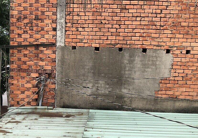 Hiện trạng bức trường và không gian tranh chấp giữa hai bên đương sự. Ảnh: Đương sự cung cấp