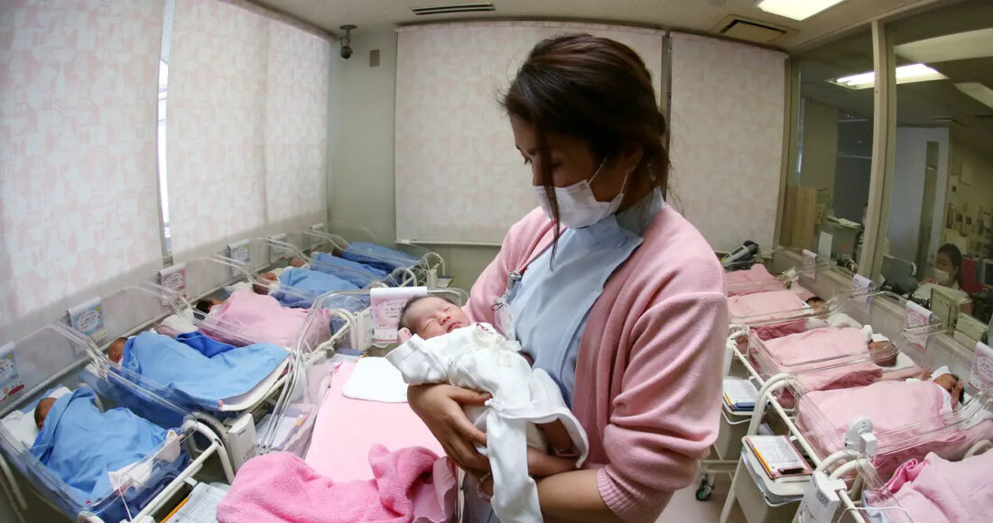 Các thành phố như Tokyo và Seoul đã chuyển sang những ý tưởng cấp tiến như ra mắt ứng dụng hẹn hò và hỗ trợ tiền cho mọi người để đảo ngược tình trạng cắt ống dẫn tinh nhằm thúc đẩy tỷ lệ sinh đang giảm. Ảnh: BI